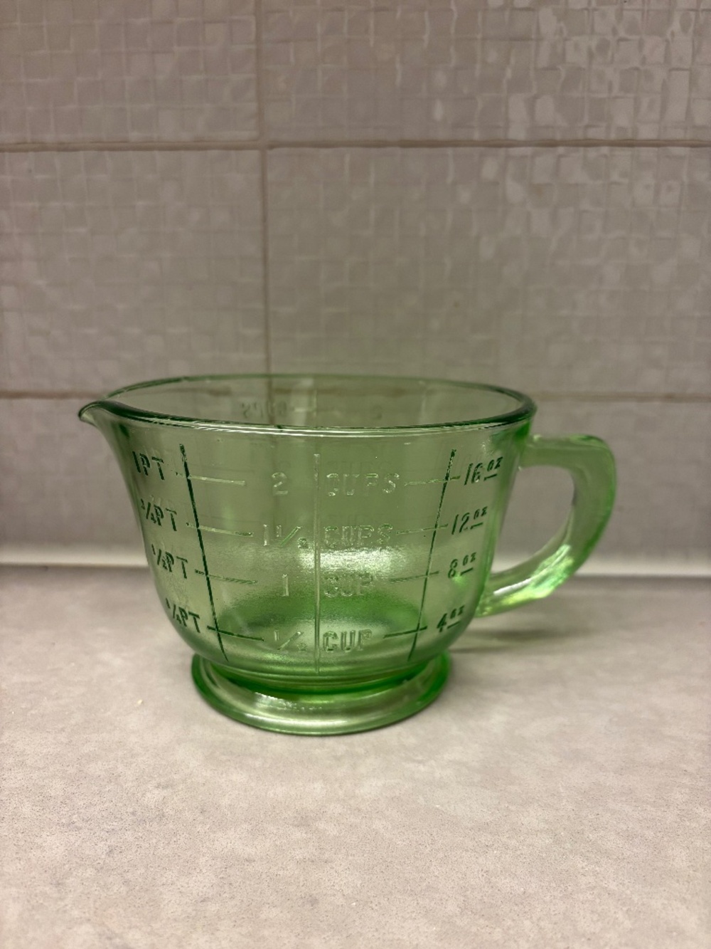 Depression glass 2 cup measuring cup